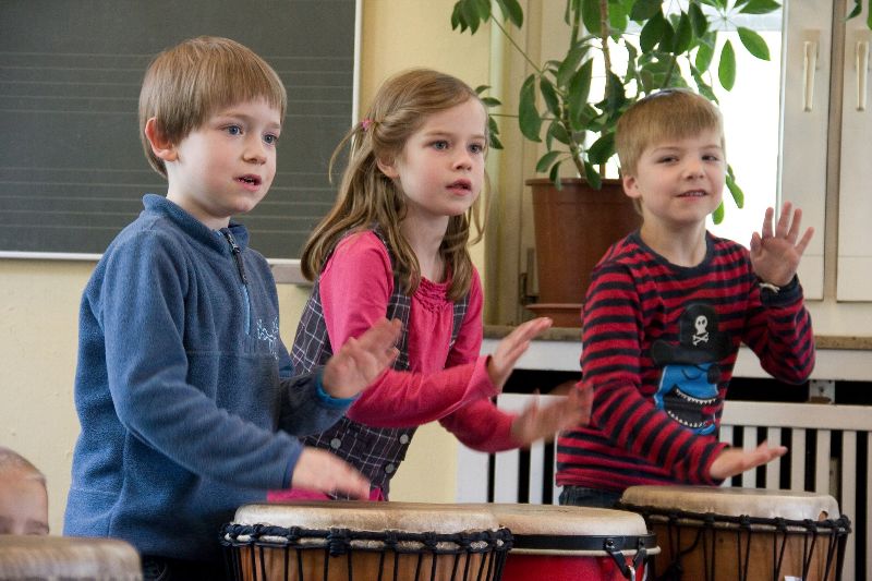 Kinder trommeln bei unserer musikalischen Früherziehung